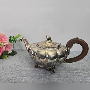 Vintage Silverplate‎ 1881 Rogers Old English Melon 9" Teapot